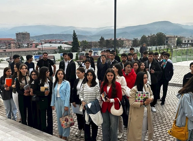 Qarabağ Universitetində ilk dərs günündən FOTOLAR Qarabağ Universitetində ilk dərs günündən FOTOLAR