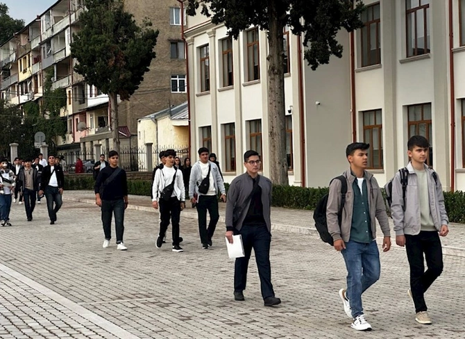 Qarabağ Universitetində ilk dərs günündən FOTOLAR Qarabağ Universitetində ilk dərs günündən FOTOLAR