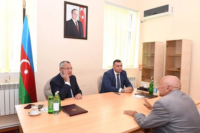 Dövlət Komitəsinin sədri Goranboyda vətəndaşları qəbul edib — FOTOLAR Dövlət Komitəsinin sədri Goranboyda vətəndaşları qəbul edib — FOTOLAR