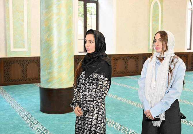 Mehriban Əliyeva qızı və gəlini ilə məsciddə — FOTOLAR
