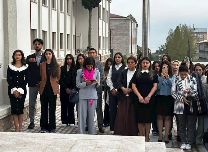 Qarabağ Universitetində ilk dərs günündən FOTOLAR Qarabağ Universitetində ilk dərs günündən FOTOLAR