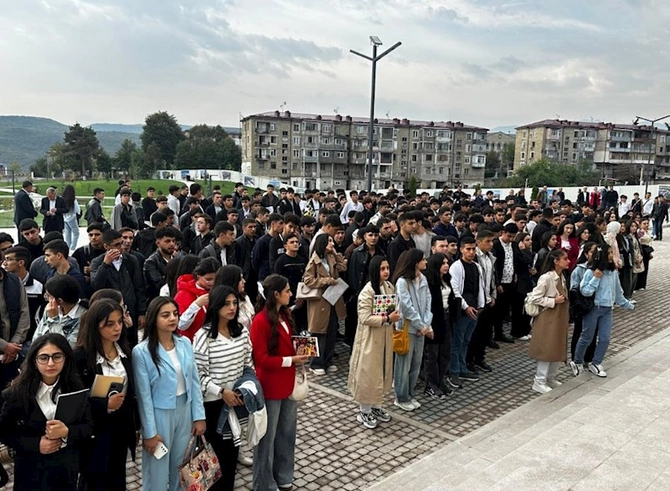Qarabağ Universitetində ilk dərs günündən FOTOLAR Qarabağ Universitetində ilk dərs günündən FOTOLAR