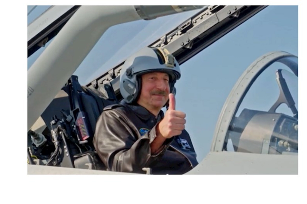 İlham Əliyev “JF-17C” təyyarəsinin sükanı arxasında — VİDEO
