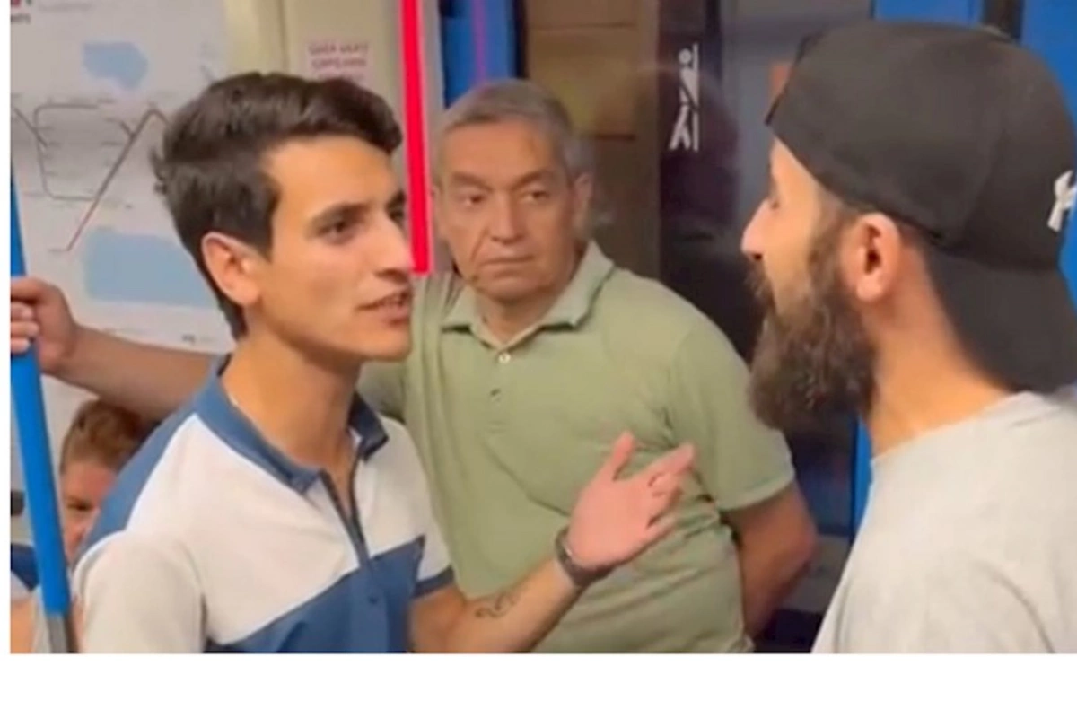 Bakı metrosunda Azərbaycan mahnıları — Sərnişinlər ifaya niyə biganədir? (VİDEO)