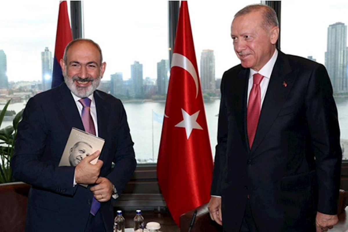 Paşinyana imzalı kitabını hədiyyə etdi