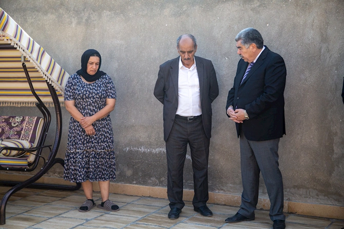 Salyanın yeni başçısı vəzifəsinin icrasına rayondakı şəhid ailələrini ziyarətlə başladı — FOTOLAR Salyanın yeni başçısı vəzifəsinin icrasına rayondakı şəhid ailələrini ziyarətlə başladı — FOTOLAR