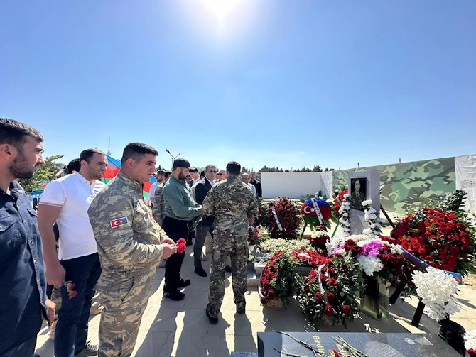 Xüsusi təyinatlıların qaziləri, şəhid ailələri və veteranları İB-nın üzvləri şəhidləri yad etdi — FOTOLAR