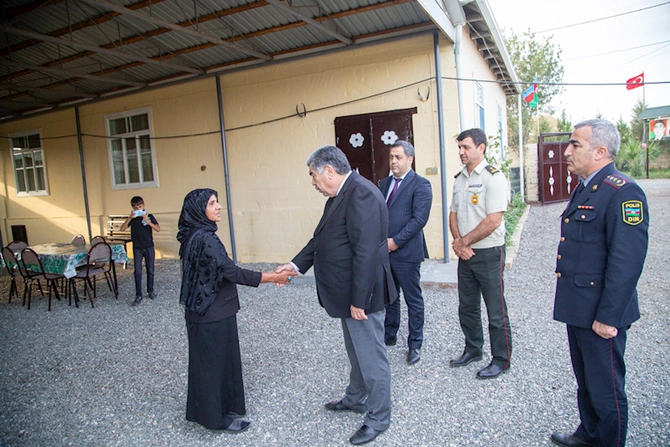 Salyanın yeni başçısı vəzifəsinin icrasına rayondakı şəhid ailələrini ziyarətlə başladı — FOTOLAR Salyanın yeni başçısı vəzifəsinin icrasına rayondakı şəhid ailələrini ziyarətlə başladı — FOTOLAR