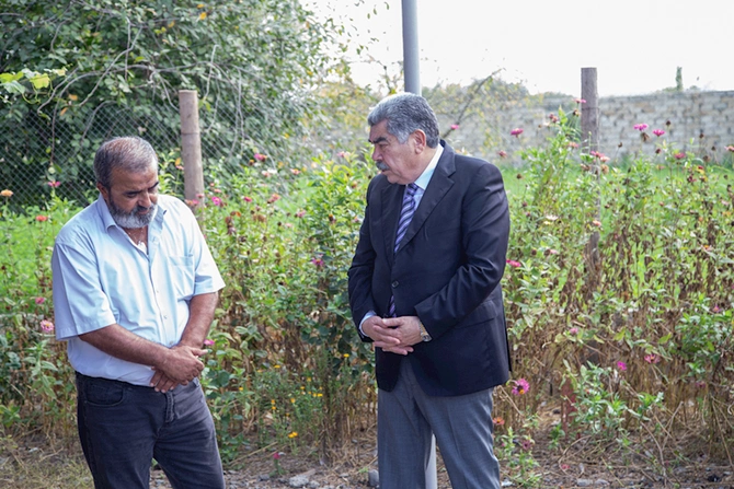 Salyanın yeni başçısı vəzifəsinin icrasına rayondakı şəhid ailələrini ziyarətlə başladı — FOTOLAR Salyanın yeni başçısı vəzifəsinin icrasına rayondakı şəhid ailələrini ziyarətlə başladı — FOTOLAR