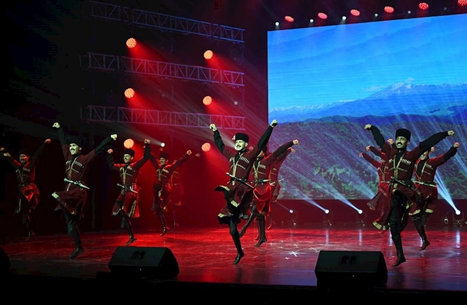 Qazaxıstanda Azərbaycan Dövlət Rəqs Ansamblının möhtəşəm konserti olub — FOTOLAR