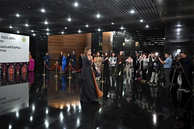 Astanada “Azərbaycanın sənət inciləri” adlı sərgi təşkil olunub — FOTOLAR