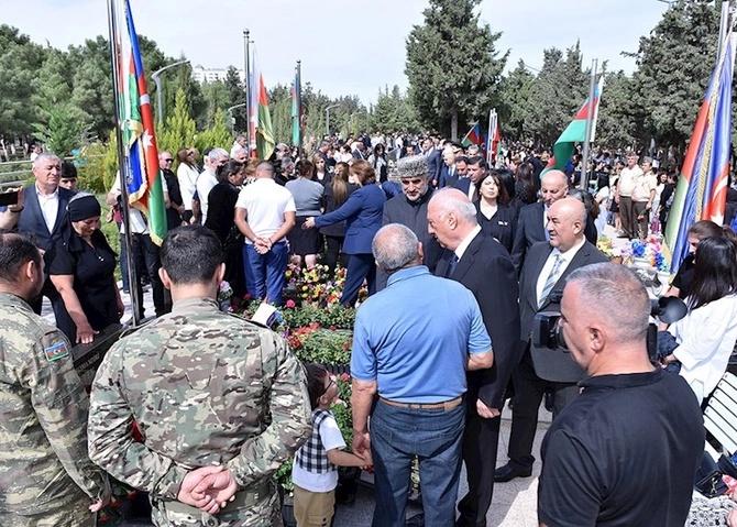 Sumqayıtda şəhidlərin xatirəsi anılıb — FOTOLAR