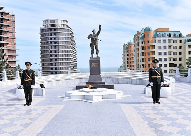 Sumqayıtda şəhidlərin xatirəsi anılıb — FOTOLAR