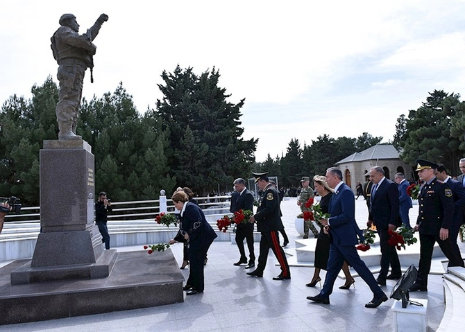 Sumqayıtda şəhidlərin xatirəsi anılıb — FOTOLAR