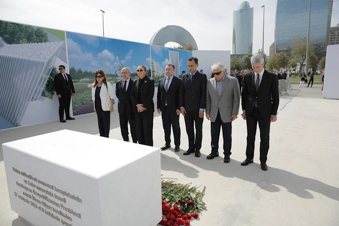 Mədəniyyət Nazirliyinin kollektivi şəhidlərimizin xatirəsini yad edib — FOTOLAR