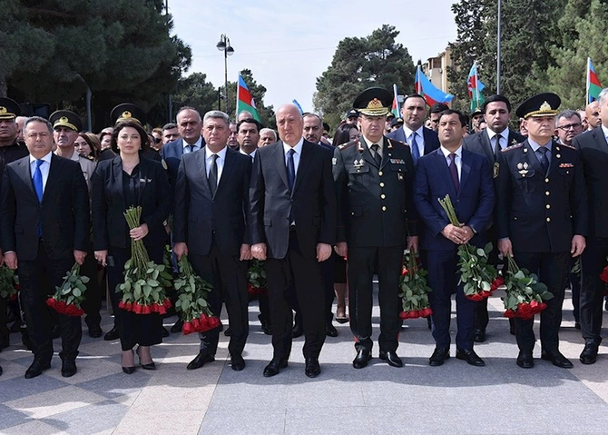 Sumqayıtda şəhidlərin xatirəsi anılıb — FOTOLAR