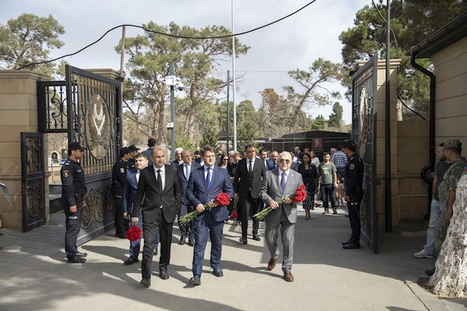 ETSN kollektivi şəhidlərin əziz xatirəsini yad edib — FOTOLAR ETSN kollektivi şəhidlərin əziz xatirəsini yad edib — FOTOLAR