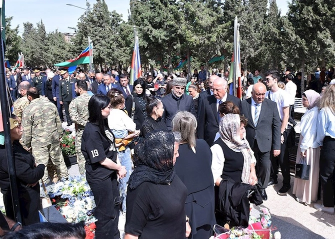 Sumqayıtda şəhidlərin xatirəsi anılıb — FOTOLAR
