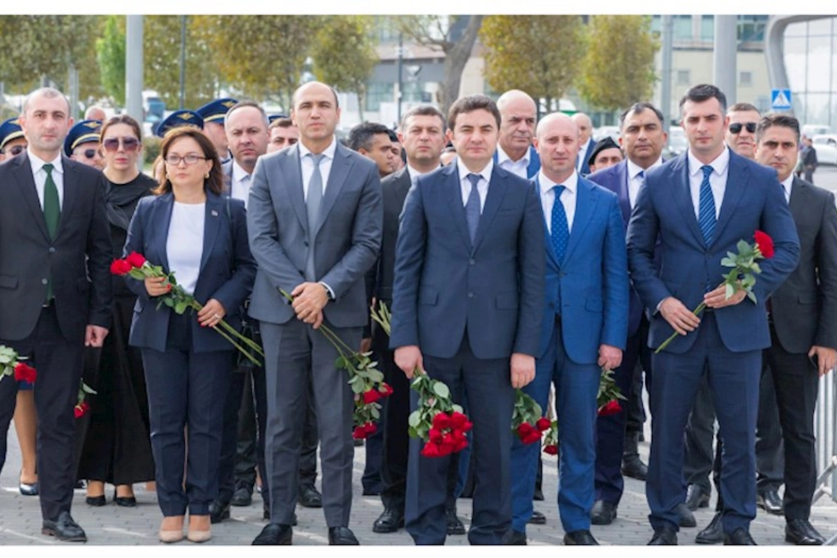 AZAL rəhbərliyi və kollektivi şəhidlərin əziz xatirəsini yad edib — FOTOLAR