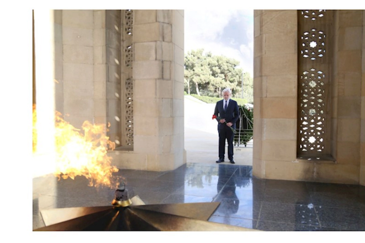 ABŞ səfiri şəhidlərin xatirəsini yad edib — FOTO