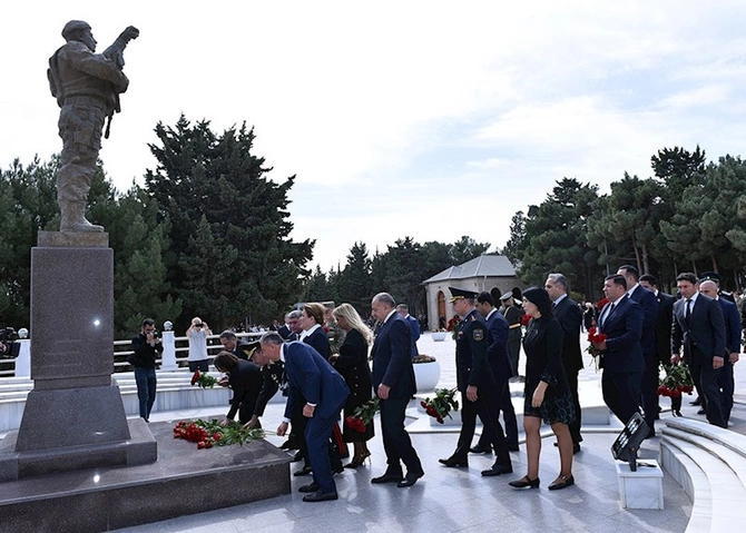 Sumqayıtda şəhidlərin xatirəsi anılıb — FOTOLAR