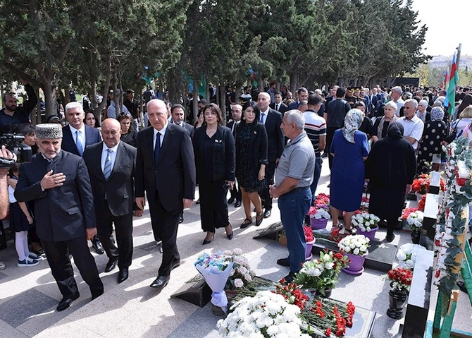 Sumqayıtda şəhidlərin xatirəsi anılıb — FOTOLAR