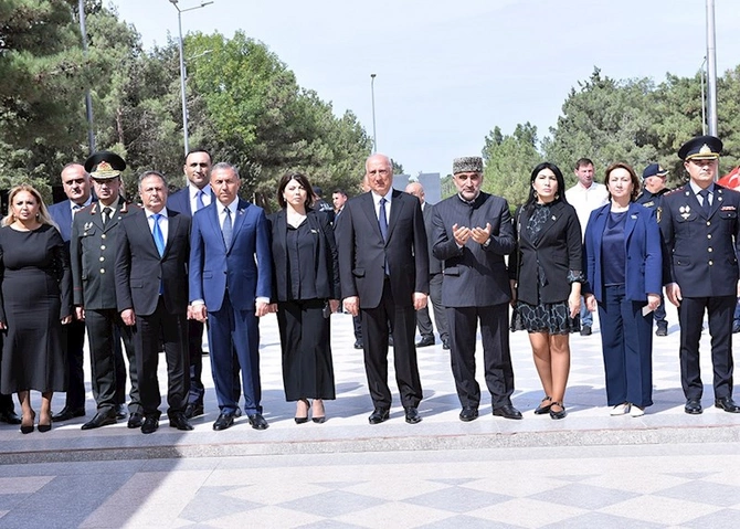 Sumqayıtda şəhidlərin xatirəsi anılıb — FOTOLAR