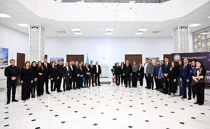 Azərbaycanın mədəniyyət xadimləri Astanada şəhidlərimizin xatirəsini yad ediblər — FOTOLAR Azərbaycanın mədəniyyət xadimləri Astanada şəhidlərimizin xatirəsini yad ediblər — FOTOLAR