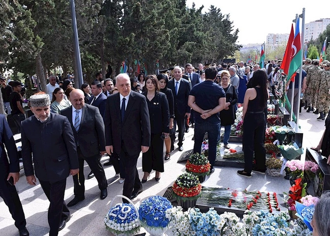 Sumqayıtda şəhidlərin xatirəsi anılıb — FOTOLAR
