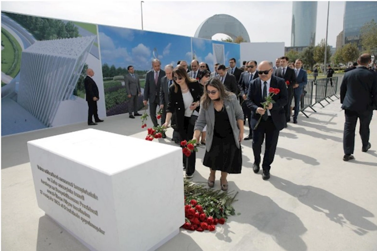 Mədəniyyət Nazirliyinin kollektivi şəhidlərimizin xatirəsini yad edib — FOTOLAR