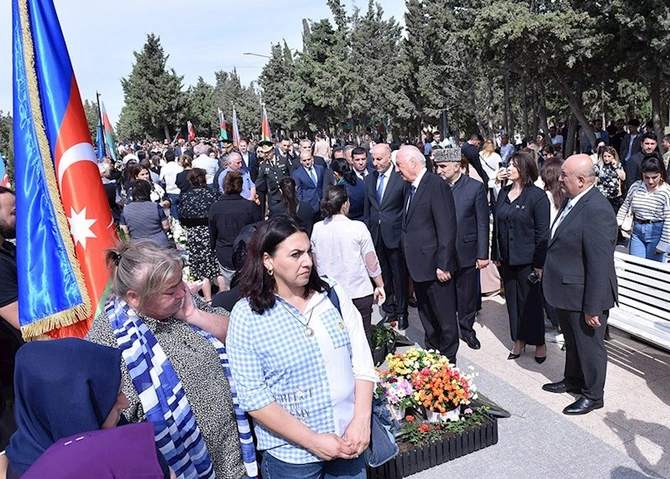 Sumqayıtda şəhidlərin xatirəsi anılıb — FOTOLAR