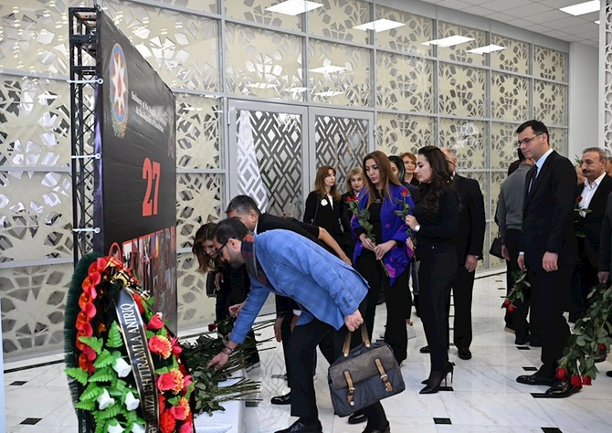 Azərbaycanın mədəniyyət xadimləri Astanada şəhidlərimizin xatirəsini yad ediblər — FOTOLAR Azərbaycanın mədəniyyət xadimləri Astanada şəhidlərimizin xatirəsini yad ediblər — FOTOLAR