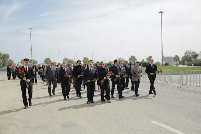 Mədəniyyət Nazirliyinin kollektivi şəhidlərimizin xatirəsini yad edib — FOTOLAR