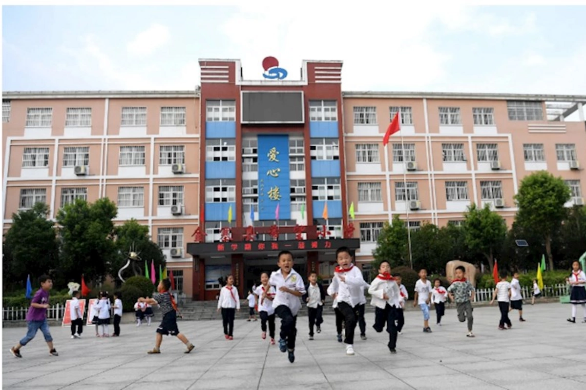 Çində məktəbin qarşısında baş verən yol qəzasında azı 10 uşaq ölüb və ya yaralanıb