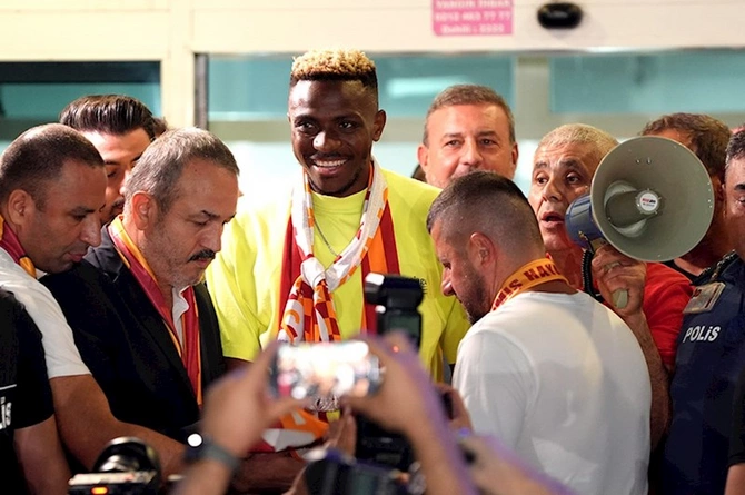 Qalatasaray 100 milyon avroluq futbolçunu İstanbula gətirdi Qalatasaray 100 milyon avroluq futbolçunu İstanbula gətirdi
