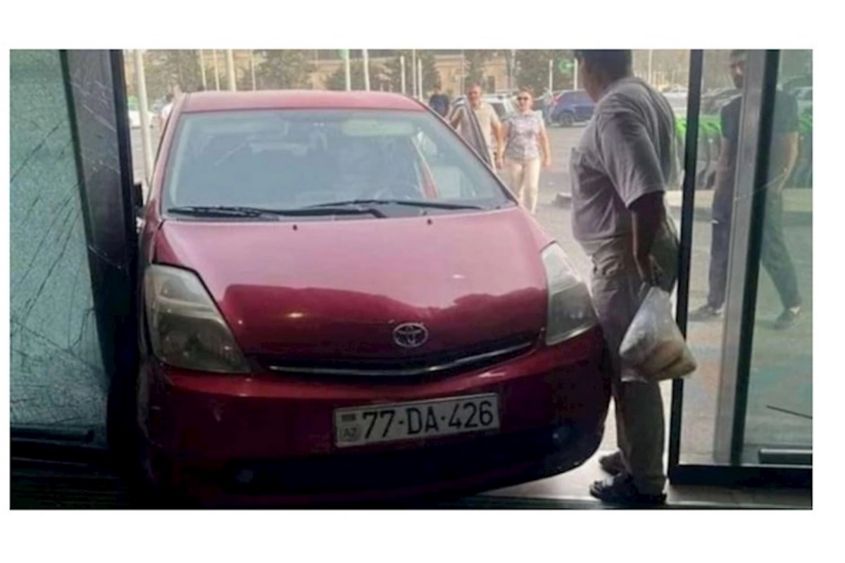 Bakıda Prius marketə ÇIRPILDI