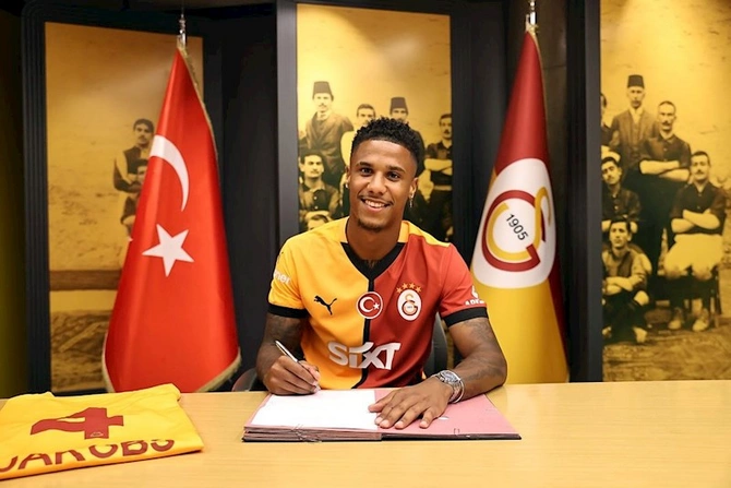 Qalatasaray 100 milyon avroluq futbolçunu İstanbula gətirdi Qalatasaray 100 milyon avroluq futbolçunu İstanbula gətirdi