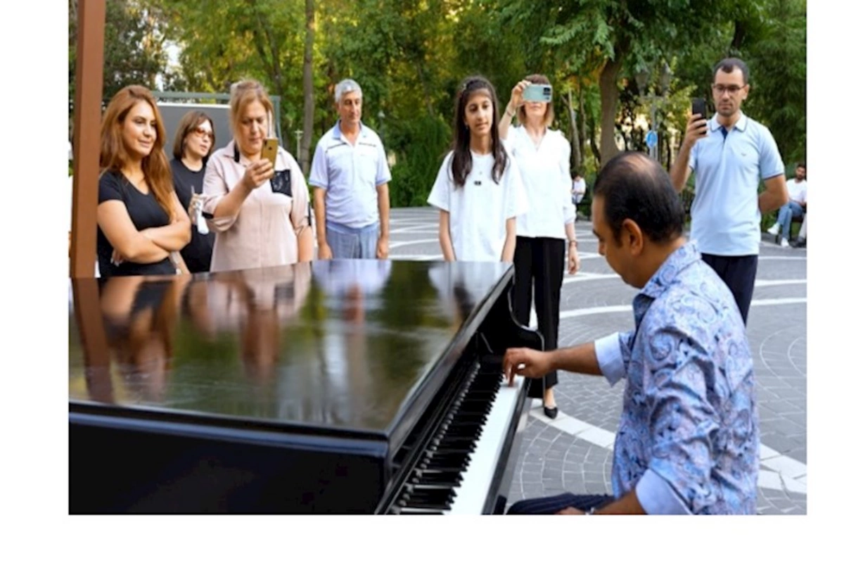 Bakıda musiqili fləşmob keçirildi — VİDEO