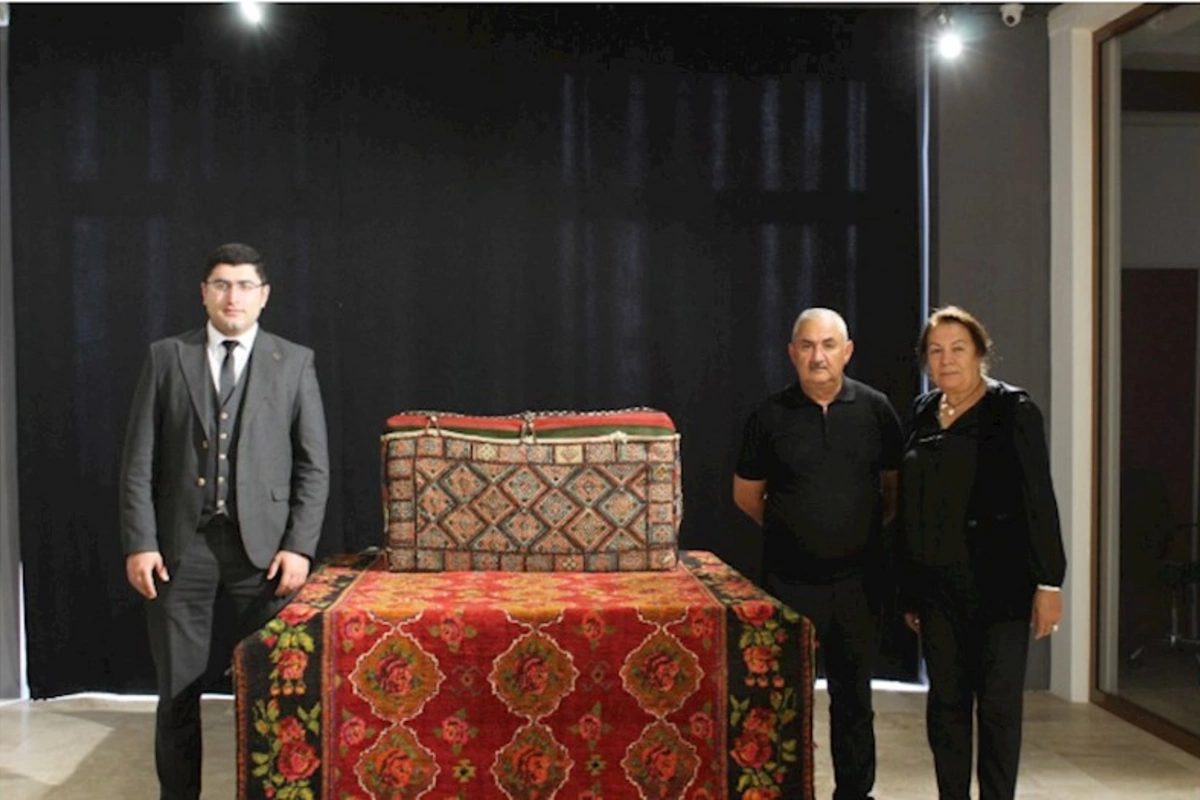 Milli Xalça Muzeyinin Şuşa filialına iki sənətkarlıq nümunəsi hədiyyə edildi — FOTOLAR