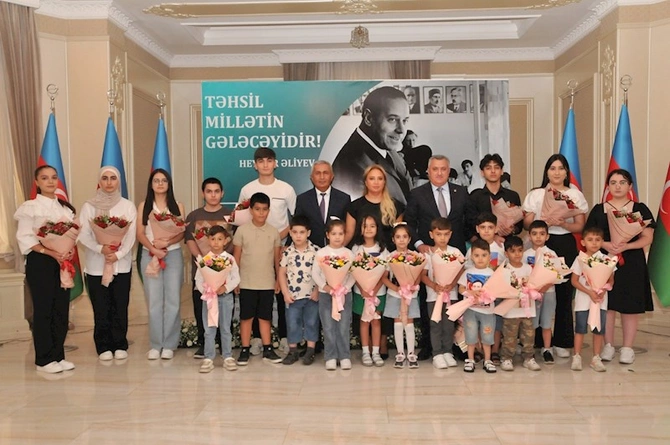 Abşeronda birinci sinifə gedəcək şəhid övladları ilə görüş keçirildi — FOTOLAR Abşeronda birinci sinifə gedəcək şəhid övladları ilə görüş keçirildi — FOTOLAR