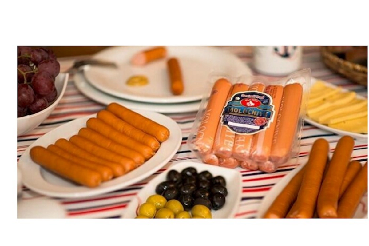 Azərbaycanda ürəkbulandıran mənzərə: Sosisin içərisindən görün nə çıxdı (VİDEO)