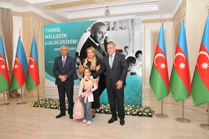 Abşeronda birinci sinifə gedəcək şəhid övladları ilə görüş keçirildi — FOTOLAR Abşeronda birinci sinifə gedəcək şəhid övladları ilə görüş keçirildi — FOTOLAR