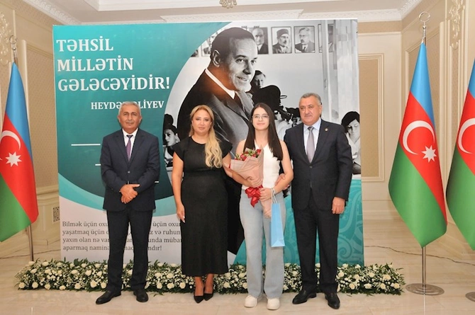 Abşeronda birinci sinifə gedəcək şəhid övladları ilə görüş keçirildi — FOTOLAR Abşeronda birinci sinifə gedəcək şəhid övladları ilə görüş keçirildi — FOTOLAR