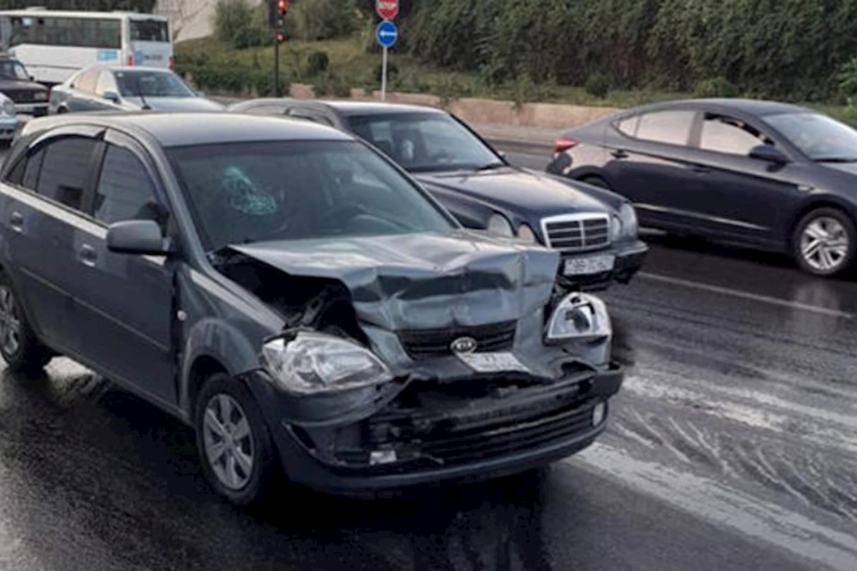 Yola bitum dağıldı, 6 maşın sürüşüb toqquşdu — FOTOLAR
