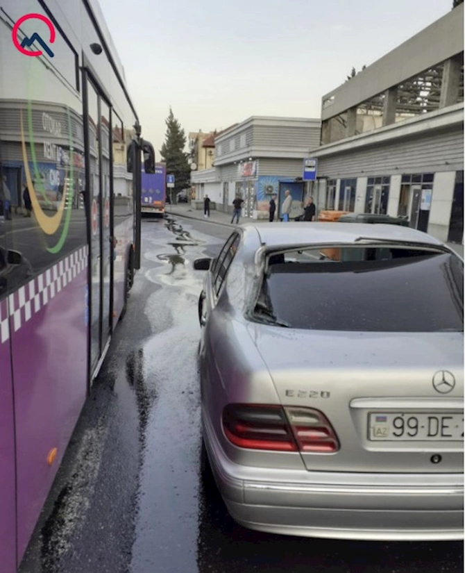 Yola bitum dağıldı, 6 maşın sürüşüb toqquşdu — FOTOLAR Yola bitum dağıldı, 6 maşın sürüşüb toqquşdu — FOTOLAR