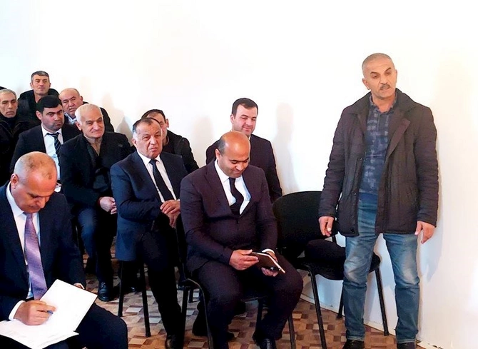 İcra başçısının arxasında iki qızdırıcı, vətəndaşlar gödəkçədə — FOTOLAR İcra başçısının arxasında iki qızdırıcı, vətəndaşlar gödəkçədə — FOTOLAR