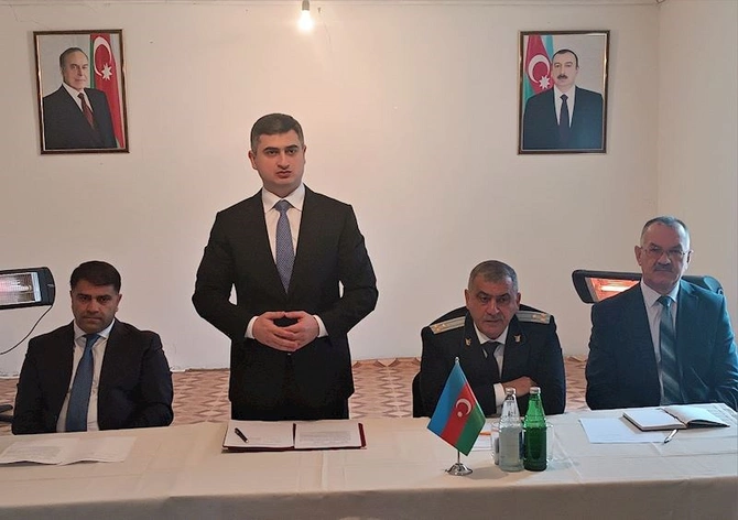 İcra başçısının arxasında iki qızdırıcı, vətəndaşlar gödəkçədə — FOTOLAR İcra başçısının arxasında iki qızdırıcı, vətəndaşlar gödəkçədə — FOTOLAR