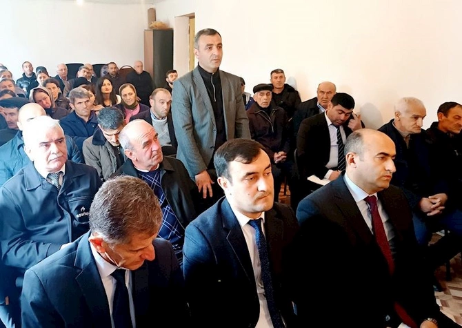 İcra başçısının arxasında iki qızdırıcı, vətəndaşlar gödəkçədə — FOTOLAR İcra başçısının arxasında iki qızdırıcı, vətəndaşlar gödəkçədə — FOTOLAR