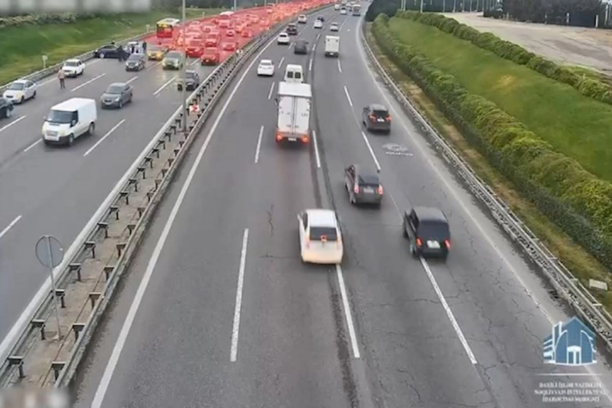 Aeroport yolunda qəza sıxlığa səbəb oldu — VİDEO