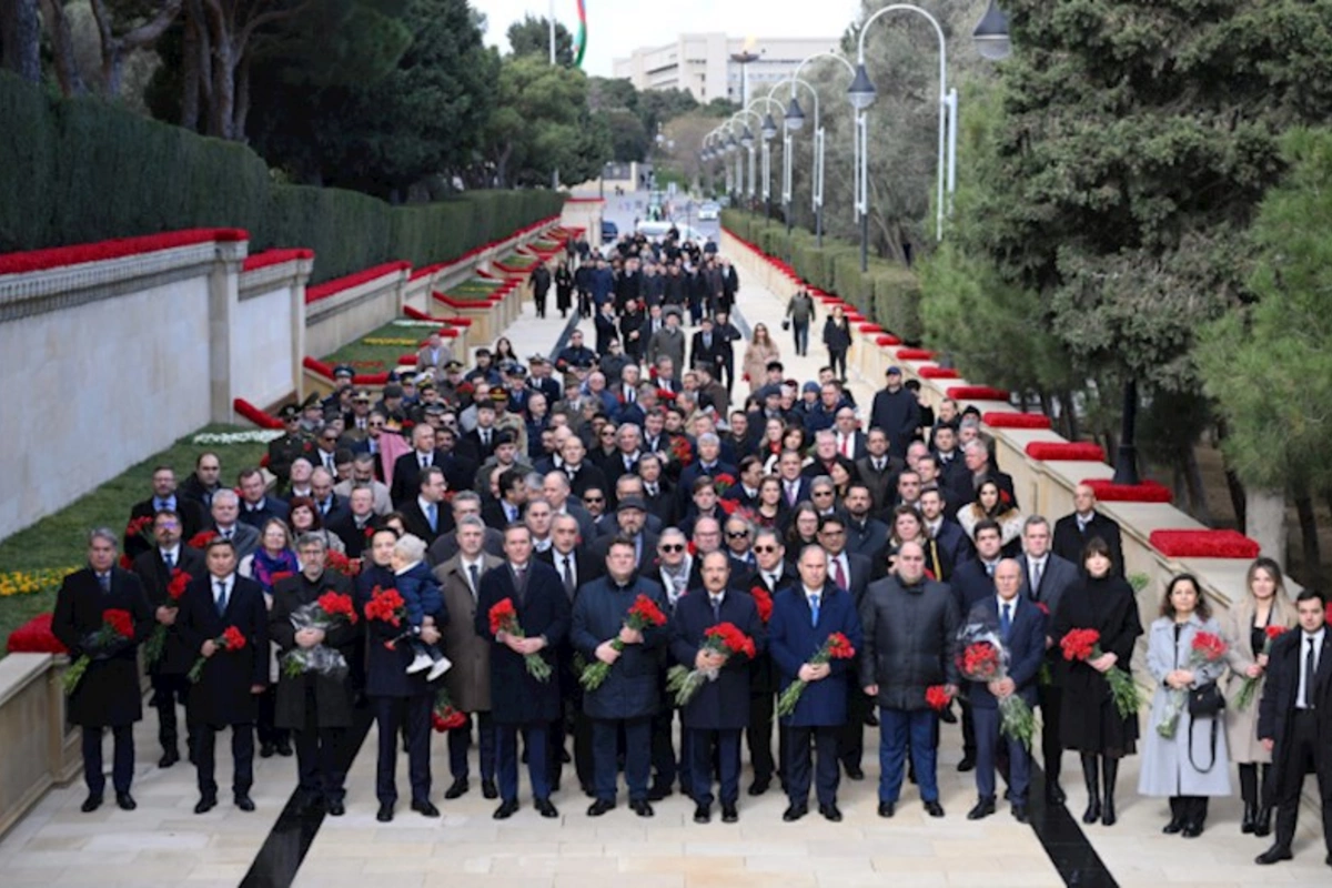 Diplomatik korpusun nümayəndələri Şəhidlər xiyabanını ziyarət ediblər — FOTOLAR